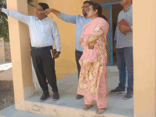 कलेक्टर बोलीं-डिग्गियों में पानी बढ़ाएं, रेगुलर सप्लाई दें:जलापूर्ति व्यवस्थाएं देखने फील्ड में उतरीं; खामियां दूर करने के निर्देश दिए