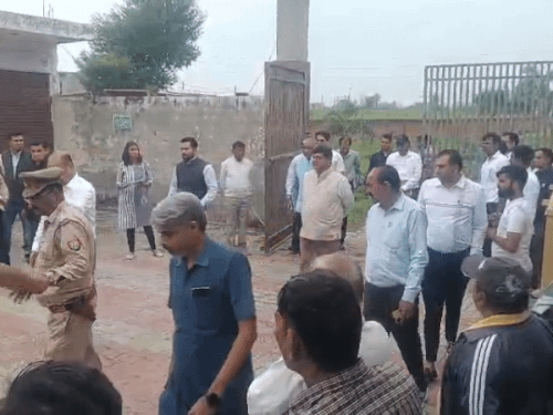 न्यायिक आयोग की टीम के सामने अफसरों के हाथ-पैर फूले:मेरठ में 70 मिनट की वार्ता और निरीक्षण में घेरा बनाकर  लोगों को रखा दूर