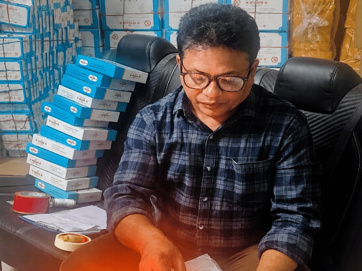 दुकानों से तेल और बेसन के सैंपल लिए:हरदा में दो रेस्टोरेंट में सफाई नहीं मिली, ₹5-5 हजार का जुर्माना