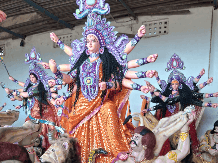 नेपानगर में 1982 से देवी प्रतिमा बना रहे बंगाली कलाकार:ढाई महीने में तैयार हुई 12 फीट की मूर्ति, मुर्शिदाबाद तक से लाई जाती है मिट्टी