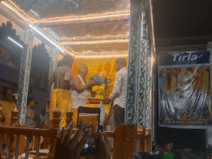 बड़े बालाजी महाराज के 15 दिवसीय उत्सव का आगाज:हाथी वाहन पर छोटे रथ में निकले बालाजी, पांडुमल चौराहे से फव्वारा चौक तक गूंजे जयकारे