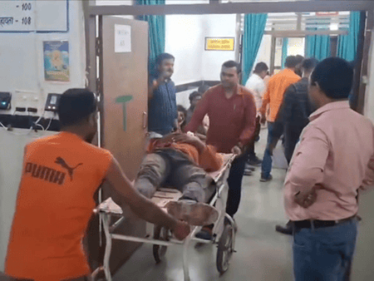छतरपुर के ढोढ़न बांध पर मजदूरों से भरी बस पलटी:एक मजदूर की मौत, 13 घायल; जिला अस्पताल रेफर