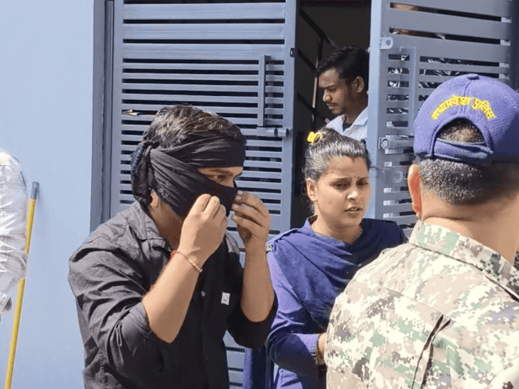सेक्स रैकेट की सूचना पर होटल में पुलिस की दबिश:दतिया में 4 युवक-युवतियां मिले; होटल से एंट्री और स्टॉक रजिस्टर सहित दस्तावेज जब्त