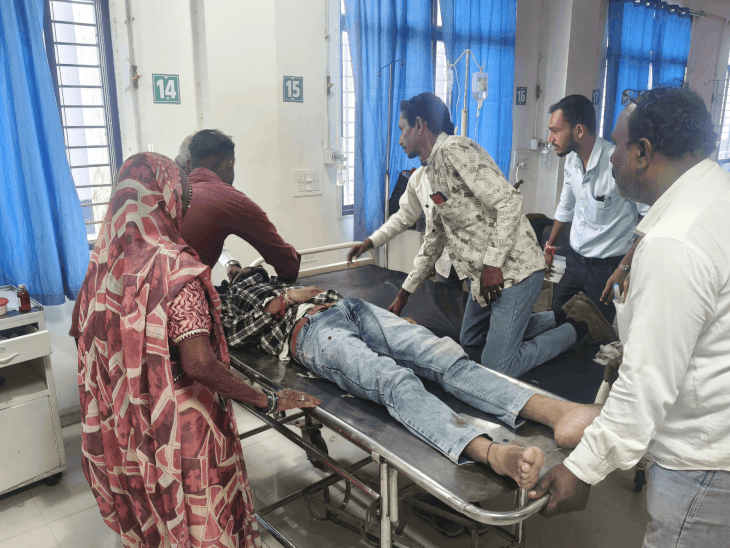 हरदा में ईंटों से भरी ट्रॉली में घुसा बाइक सवार:मोबाइल से बात करते समय ड्राइव कर रहा था; तीन दिन पहले खरीदी थी गाड़ी