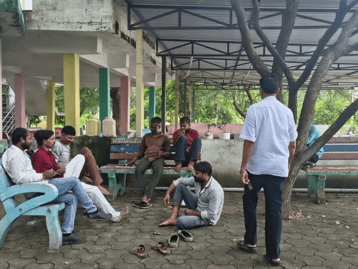 सीहोर का मुक्तिधाम 5 हजार पौधों से बना महकता उपवन:रिटायर्ड कर्मचारी 17 साल से रोज 3-4 घंटे दे रहे समय, आधा एकड़ में गुलाब का बगीचा