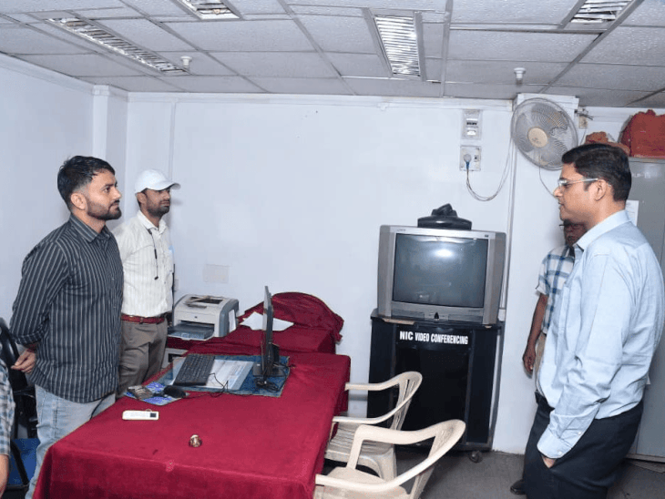 हरदा कलेक्ट्रेट में नए कलेक्टर का निरीक्षण:अव्यवस्थाओं पर दो शाखा प्रभारियों को नोटिस; सार्थक ऐप से उपस्थिति दर्ज कराने के निर्देश
