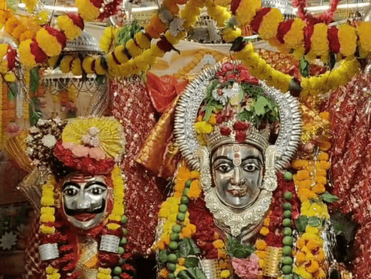 नालछा माता मंदिर में आभूषणों से माता रानी का श्रृंगार:मान्यता- दिन में तीन स्वरूपों में देती हैं दर्शन, 25 अक्टूबर को 3333 कन्याओं का होगा पूजन