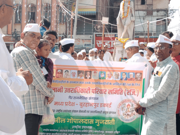 गांधी जयंती पर ताप्ती घाट पर जनप्रतिनिधियों ने किया श्रमदान:बुरहानपुर में सांसद-विधायक समेत अफसरों ने एक घंटे सफाई की; गांधी शांति पदयात्रा भी निकली