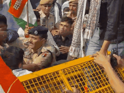 कांग्रेसी नेताओं ने दूसरी रात भी गुजारी कमिश्नरेट में:FIR पर अड़े थें, रितु बराला से मारपीट मामले में FIR की मांग, दिनभर प्रदर्शन, कार्यकर्ता का सिर फूटा