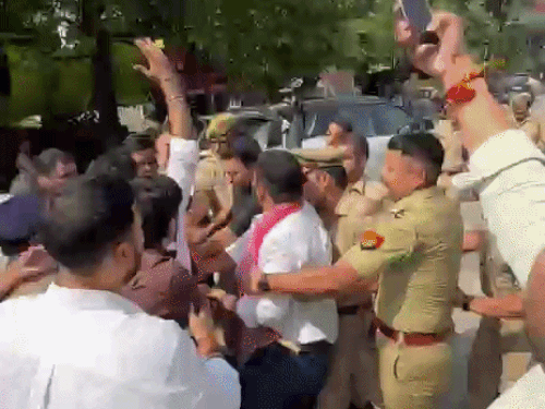 मुख्य चुनाव आयुक्त का पुतला फूंकने पहुंचे सपा नेता:मेरठ में पुलिसकर्मियों ने छीना, बीते दिन भी प्रदीप कसाना को किया था हाउस अरेस्ट
