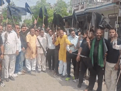 मेरठ में जागृति विहार के व्यापारियों ने लगाए काले झंडे:संयुक्त व्यापार संघ के आहवान पर मेडा की कार्रवाई का विरोध शहर में हो रहा तेज
