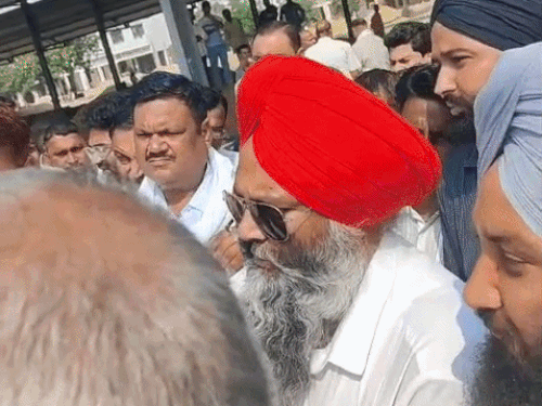 जींद में किसानों ने कृषि मंत्री को सुनाई खरी-खरी:बोले- हमें DAP पर भरोसा; बहू-बेटी लाइन में लगें- हमारी बेज्जती; साढी भी है इज्जत
