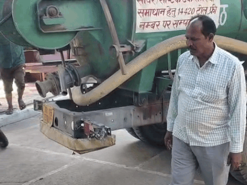 वार्ड में सीवर सफाई के लिए नहीं पहुंची गाड़ी:वार्ड 50 के संजय सैनी ने नगर निगम पर लगाए आरोप, वीडियो बनाकर उठाए सवाल