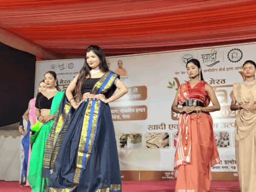 खादी के कपड़ों में रैंप पर उतरीं मॉडल्स:मंडलीय खादी ग्रामोद्योग महोत्सव में दिल्ली और आगरा की मॉडल्स ने भी लिया हिस्सा