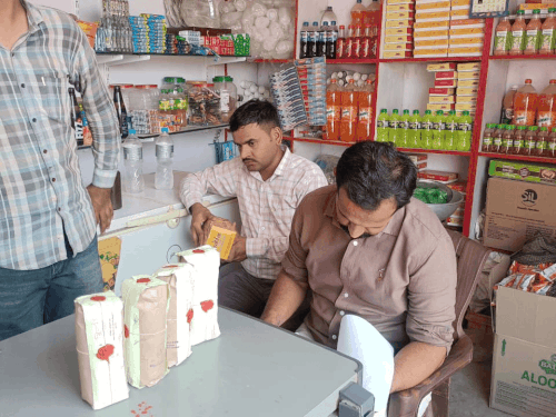फूड सेफ्टी टीम ने 40 किलो मिठाई नष्ट की:देवीकोट में मिठाई की दुकानों पर निरीक्षण, 10 किलो रंगीन चटनी भी नष्ट