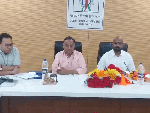 मेयर बोले- सड़कों पर गड्ढे नहीं दिखने चाहिए:दीपावली पर बाजार और मोहल्लों की सजावट करने वाले होंगे सम्मानित; पार्षदों के साथ उतरेंगे ग्राउंड पर
