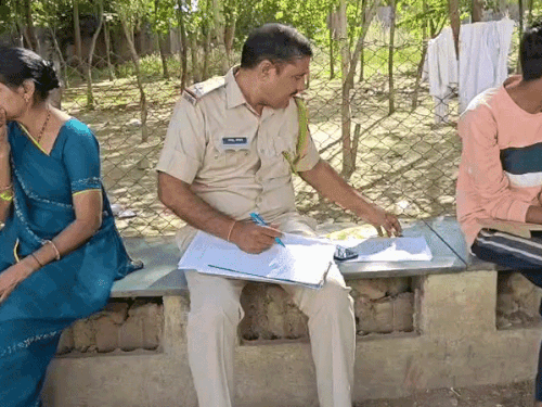 कोटा में 8 लेन पर हादसा दो की मौत:दिल्ली-मुंबई एक्सप्रेस वे पर हादसा, फंसे ड्राइवर की मदद कर रहे 6 लोग चपेट में आए, 4 घायल