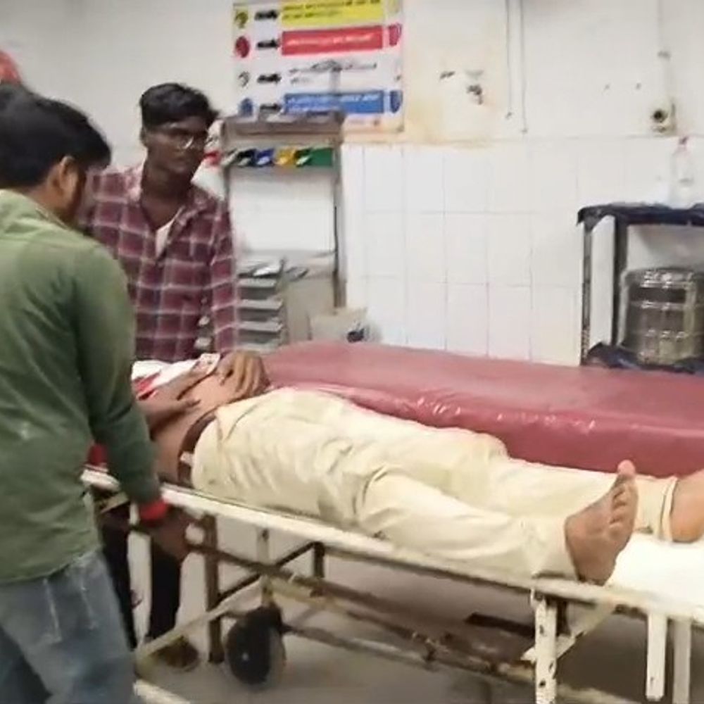 कैमूर-बाइक सवार युवक को बदमाशों ने 2 गोली मारी:लोगों ने पहुंचाया अस्पताल, गंभीर हालत में हायर सेंटर रेफर; जांच में जुटी पुलिस
