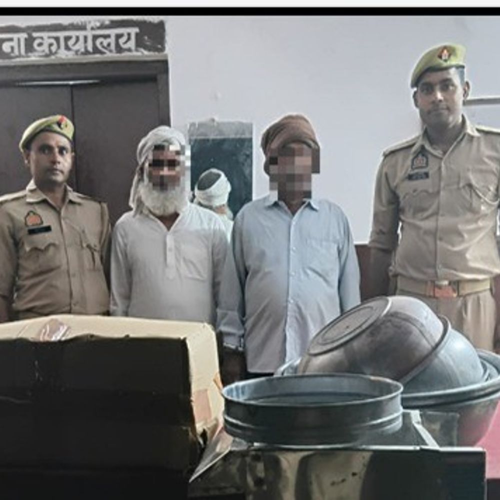 लाइसेंस से ज्यादा विस्फोटक सामग्री जमा, दो गिरफ्तार:चेकिंग से बचने के लिए आम के बाग में भूसे के कमरे में छिपाई थी