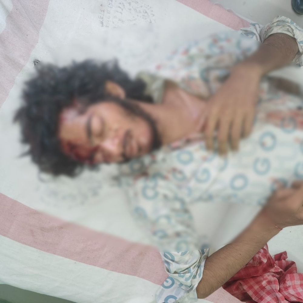 रोड एक्सीडेंट में घायल युवक की मौत:बिजली के पोल से टकराई थी बाइक, पटना में इलाज के समय गई जान