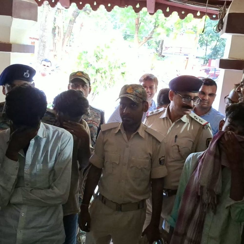 मुंगेर-स्मैक के साथ 2 देसी पिस्टल पकड़ी, 3 अरेस्ट:मुख्य आरोपी फरार, घर पर चल रही थी मादक पदार्थों की खरीद-बिक्री; 1.38 लाख कैश जब्त