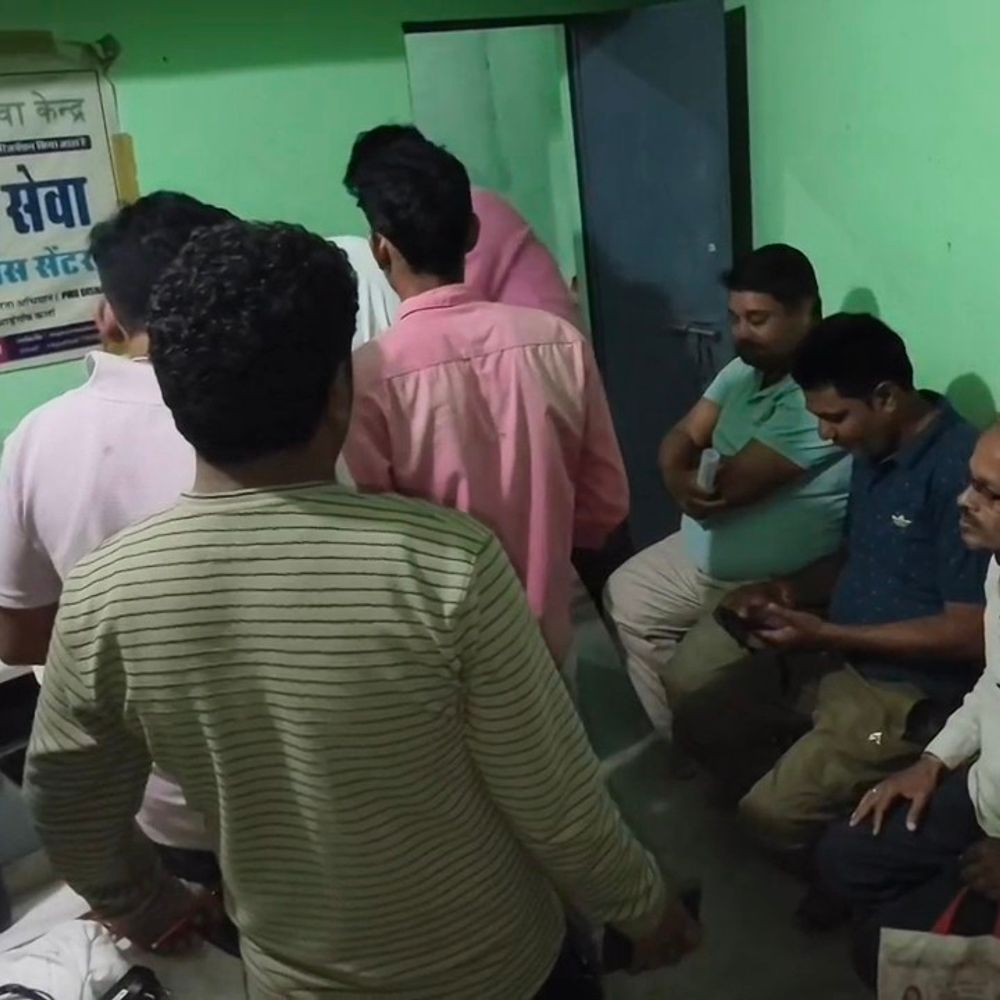 सालीचौका क्षेत्र में नहीं है धान का पंजीयन केंद्र:दूर के केंद्रों पर पहुंच रहे किसान, घंटों इंतजार और तकनीकी समस्याओं से जूझ रहे