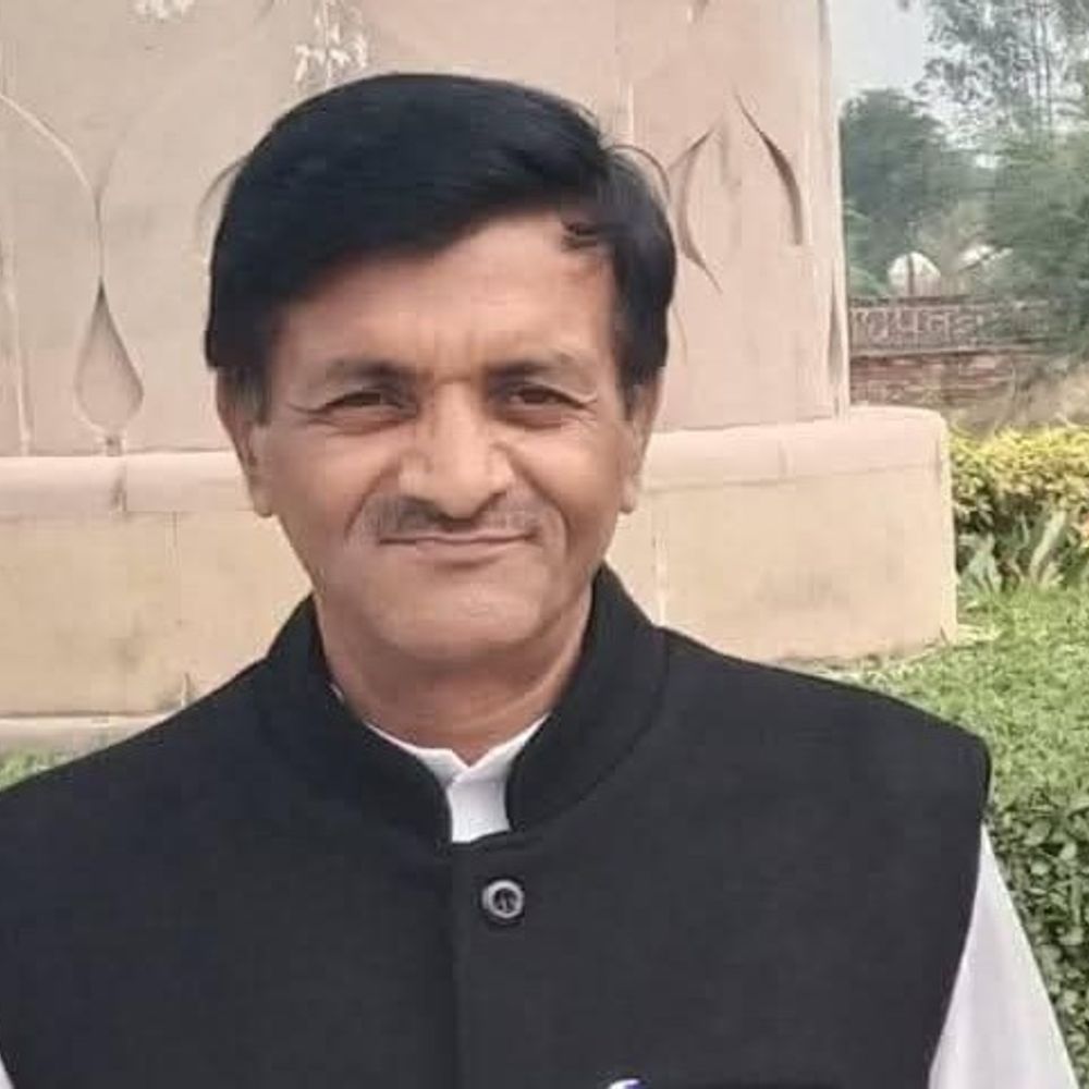 गाजीपुर रेलवे क्रॉसिंग के पास मिला शव:चेहरे-कान पर चोट के निशान, बेटी-दामाद ने जताई हत्या की आशंका
