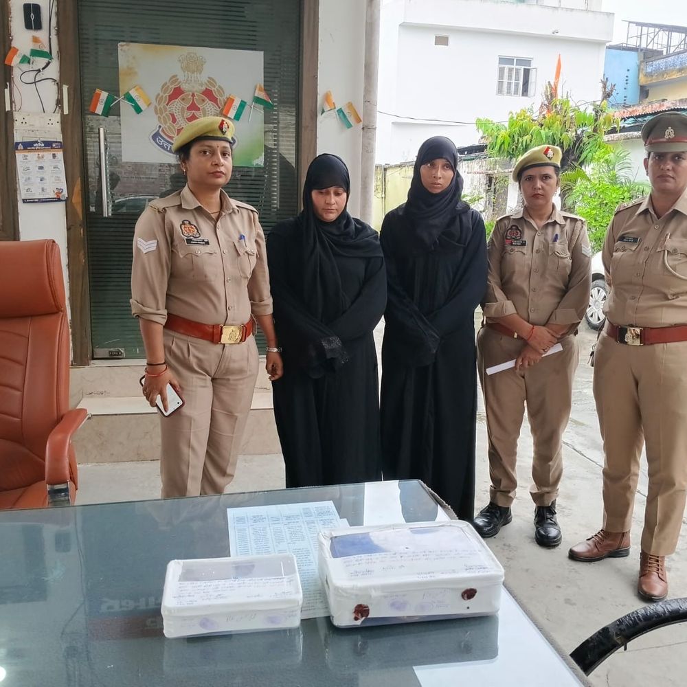 ई-रिक्शा में ब्लेड से पर्स काटने वाली महिलाएं गिरफ्तार:अमरोहा में वारदात कुबूल की, सोने के कंगन और नकदी बरामद