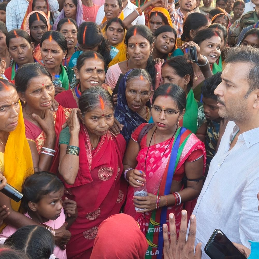 पेड़ के नीचे चौपाल लगाकर ग्रामीणों से मिले सुदेश:गिरिडीह में जन चौपाल, रोजगार-नशाखोरी पर चिंता; पूरे झारखंड में चलेगा जन संवाद अभियान