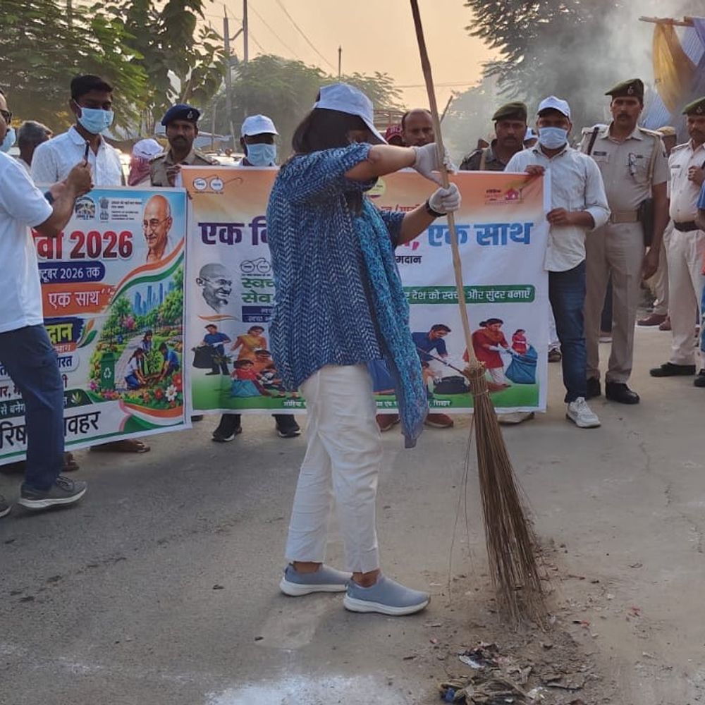 शिवहर-गांधी जयंती पर DM ने लगाई झाड़ू:अधिकारियों ने देकुली धाम में चलाया सफाई अभियान, सार्वजनिक स्थलों को साफ रखें