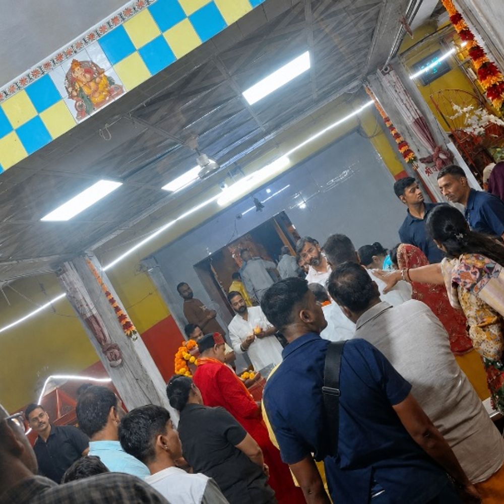 अमित शाह की पत्नी सोनल शाह दतिया आईं:मां बगलामुखी की पूजा, वनखंडेश्वर महादेव का जलाभिषेक किया; परिवार संग बटुकों को परोसा भोजन