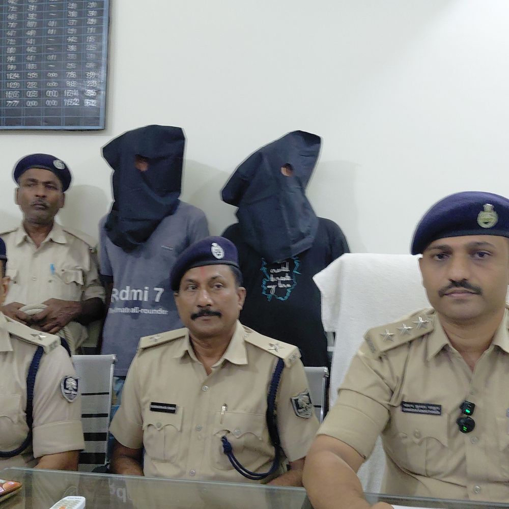 लव अफेयर में युवक पर फायरिंग, 2 आरोपी गिरफ्तार:एक नाबालिग भी पकड़ाया, घटना में इस्तेमाल बाइक जब्त; भागे आरोपी की तलाश जारी
