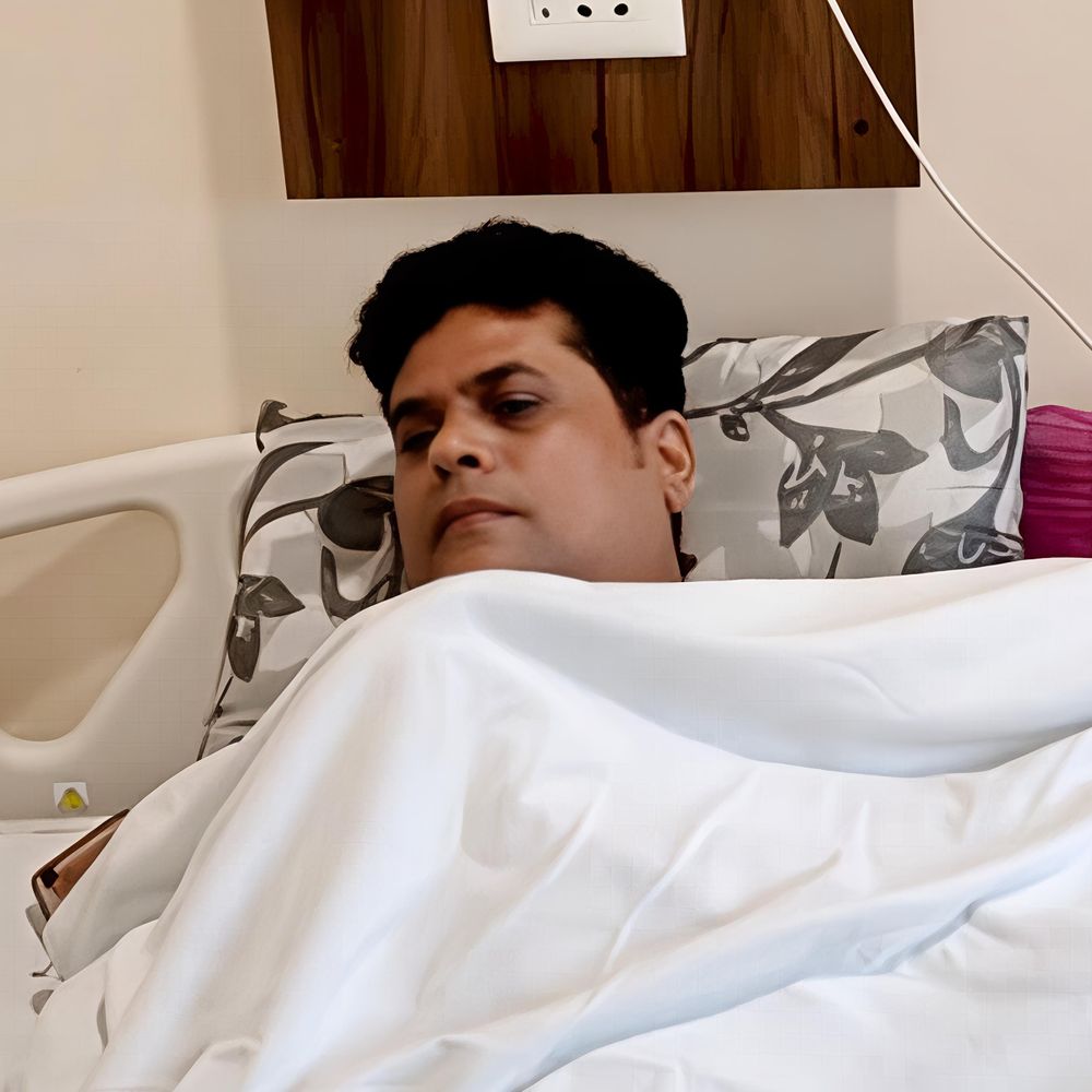 शिवपुरी में सांड ने बाइक सवार शिक्षक को टक्कर मारी:गंभीर हालत में ग्वालियर रेफर, सिर-पीठ पर गंभीर चोटें आईं