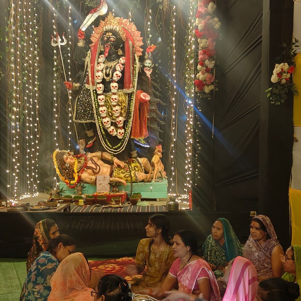 6 जगह विराजीं 12 से 18 फीट ऊंची मां काली:रायसेन के गंज बाजार की 62 साल पुरानी झांकी में पहुंचे पूर्व मंत्री चौधरी