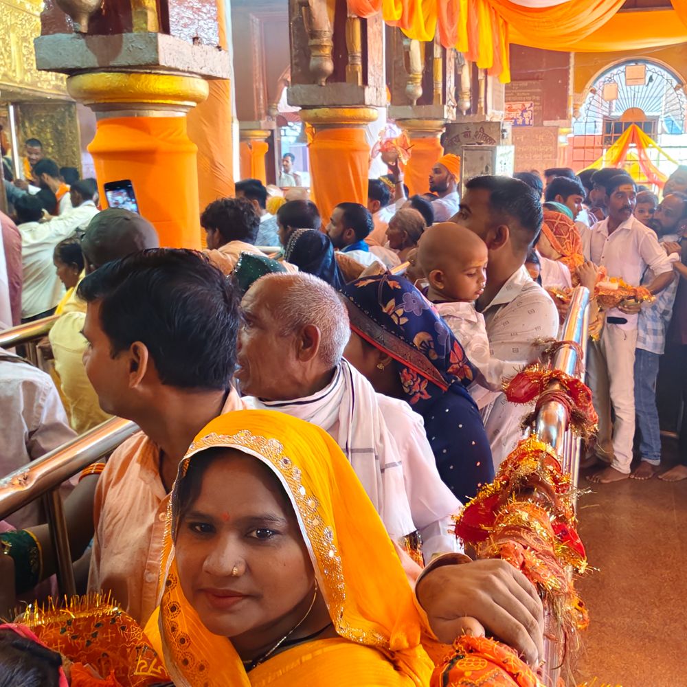 नवरात्र के तीसरे दिन कड़ाधाम में उमड़ा श्रद्धा का सैलाब:कौशांबी में मां चंद्रघंटा के दर्शन को लगी 1 किमी लंबी कतार