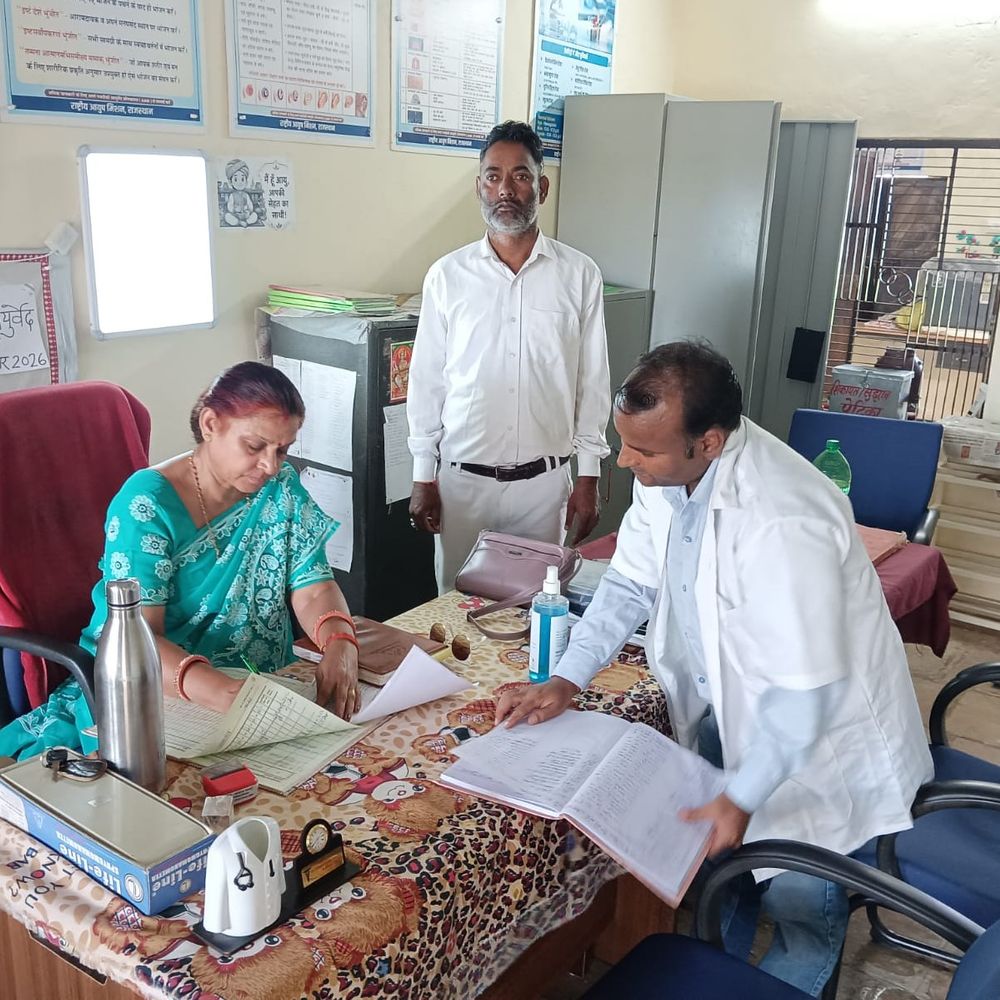 आयुर्वेद संस्थानों का औचक निरीक्षण:मरीजों से लिया व्यवस्थाओं का फीडबैक, अधिकारियों को दिए निर्देश