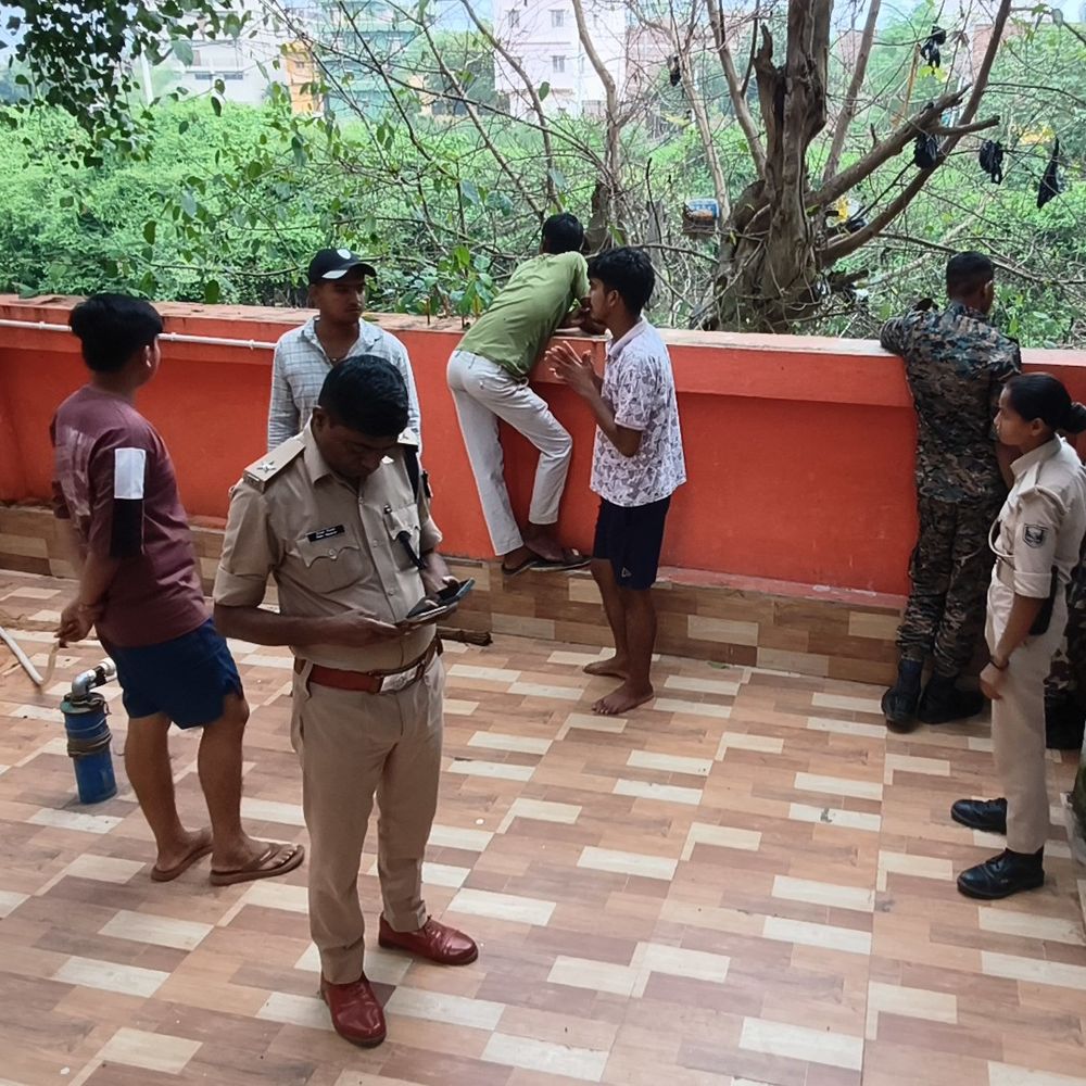 जहानाबाद में जमुना नदी में मिला अज्ञात व्यक्ति का शव:पूजा का सामान विसर्जित करने गई महिला ने देखा, पहचान में जुटी पुलिस