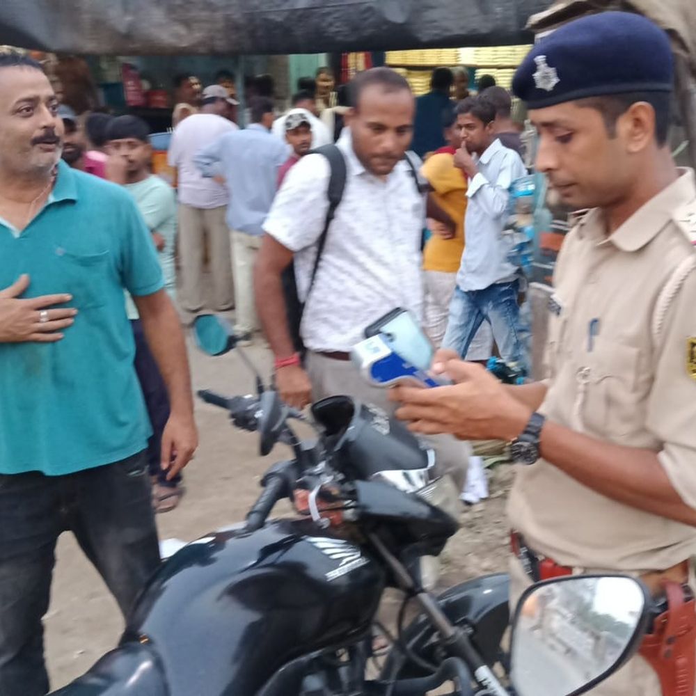 मधुबनी में दुर्गा पूजा को लेकर नया ट्रैफिक प्लान लागू:बड़ी दुर्गा मंदिर के पास नो-व्हीकल जोन, भारी वाहनों के रूट में बदलाव
