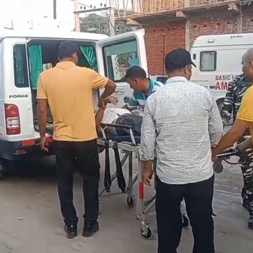 कैमूर में डिवाइडर से टकराई कार, 4 घायल:गया से पिंडदान कर लौट रहे आंध्र प्रदेश के 3 श्रद्धालु और ड्राइवर जख्मी, प्रयागराज रेफर