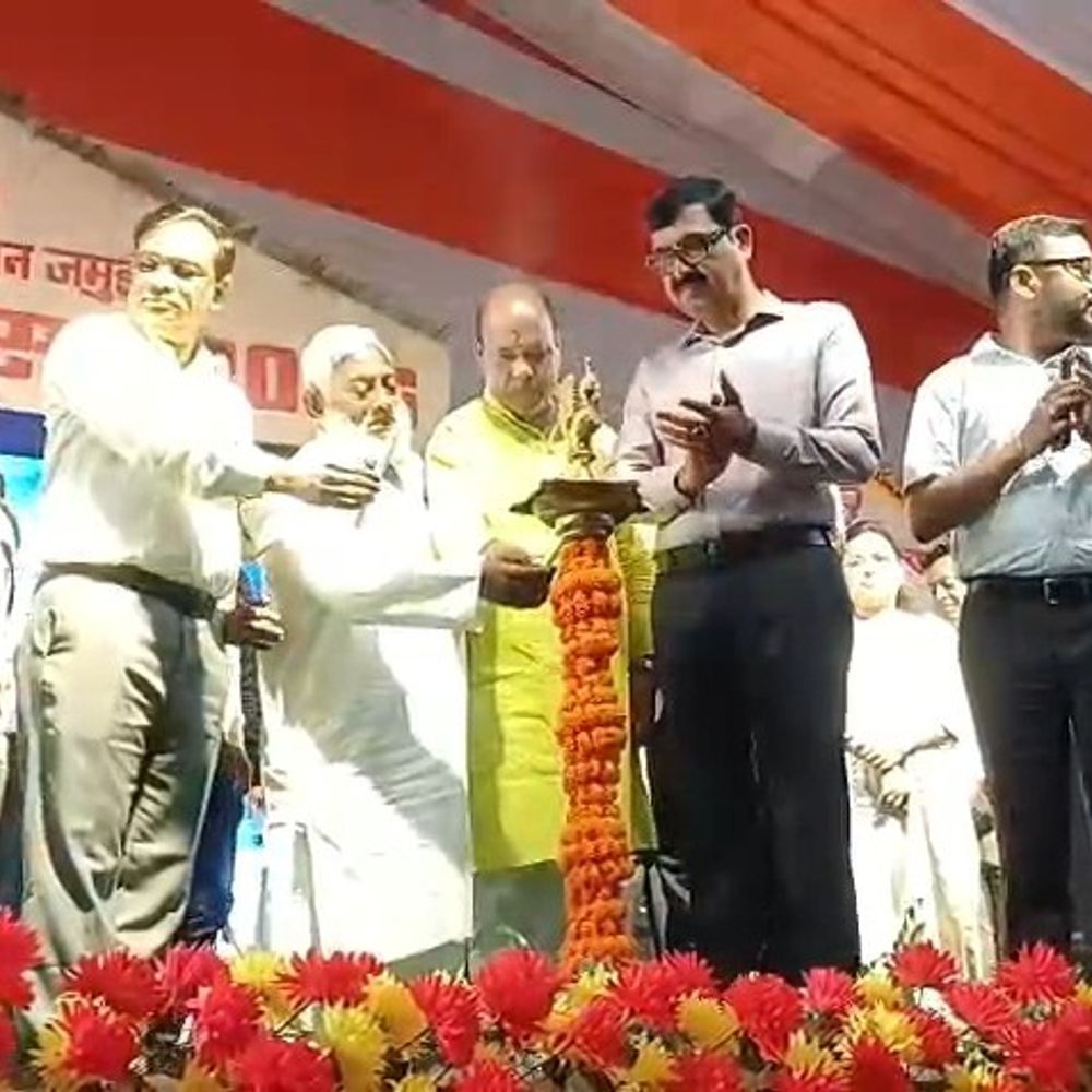 जमुई में 2 दिवसीय गिद्धौर सांस्कृतिक महोत्सव का आगाज:DM नवीन समेत अफसरों ने दी गायकी की प्रस्तुति, ‘जब कोई बात बिगड़ जाए’ गाया