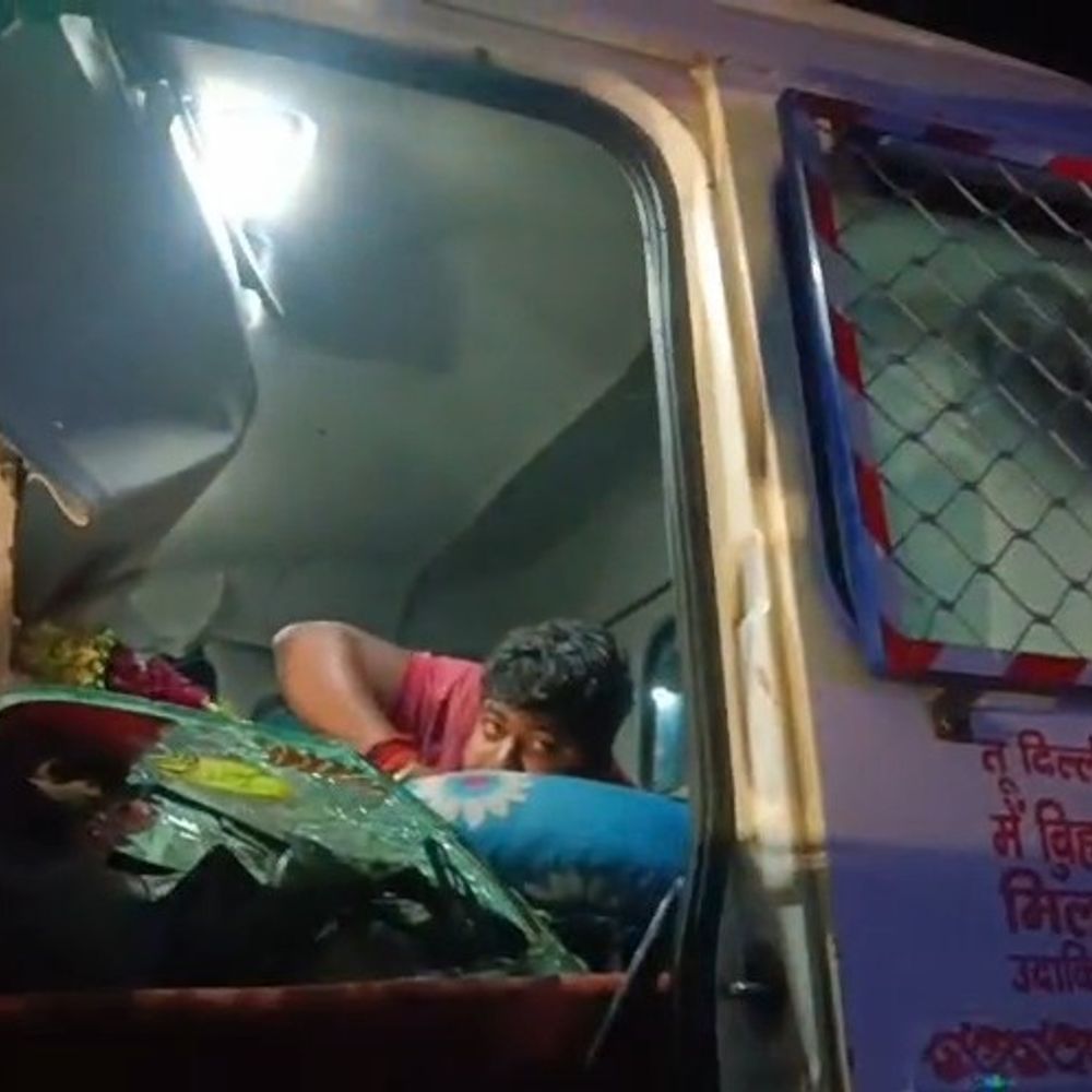 जमुई में यात्री शेड से टकराया हाईवा:केबिन में फंसे चालक-उपचालक, JCB से निकाला गए