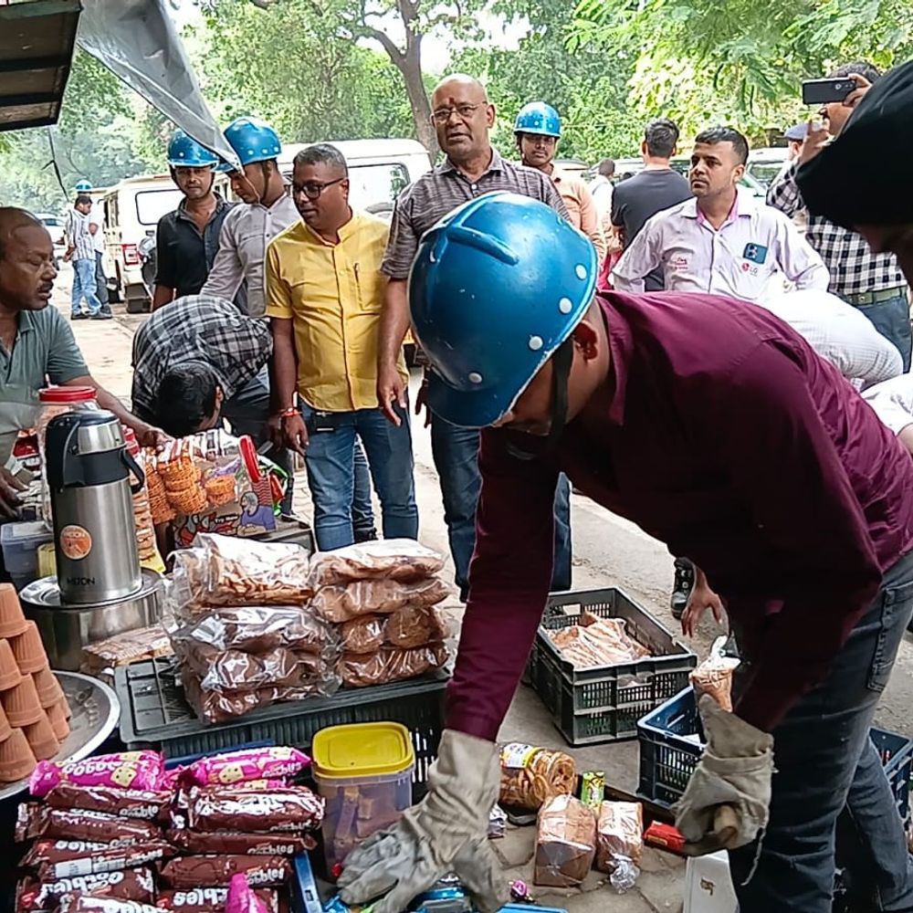 जमशेदपुर में अतिक्रमण हटाने पहुंचे प्रशासन का विरोध:पुराना जेल चौक पर दुकानदारों ने जताया आक्रोश, 30-40 साल से चला रहे दुकान