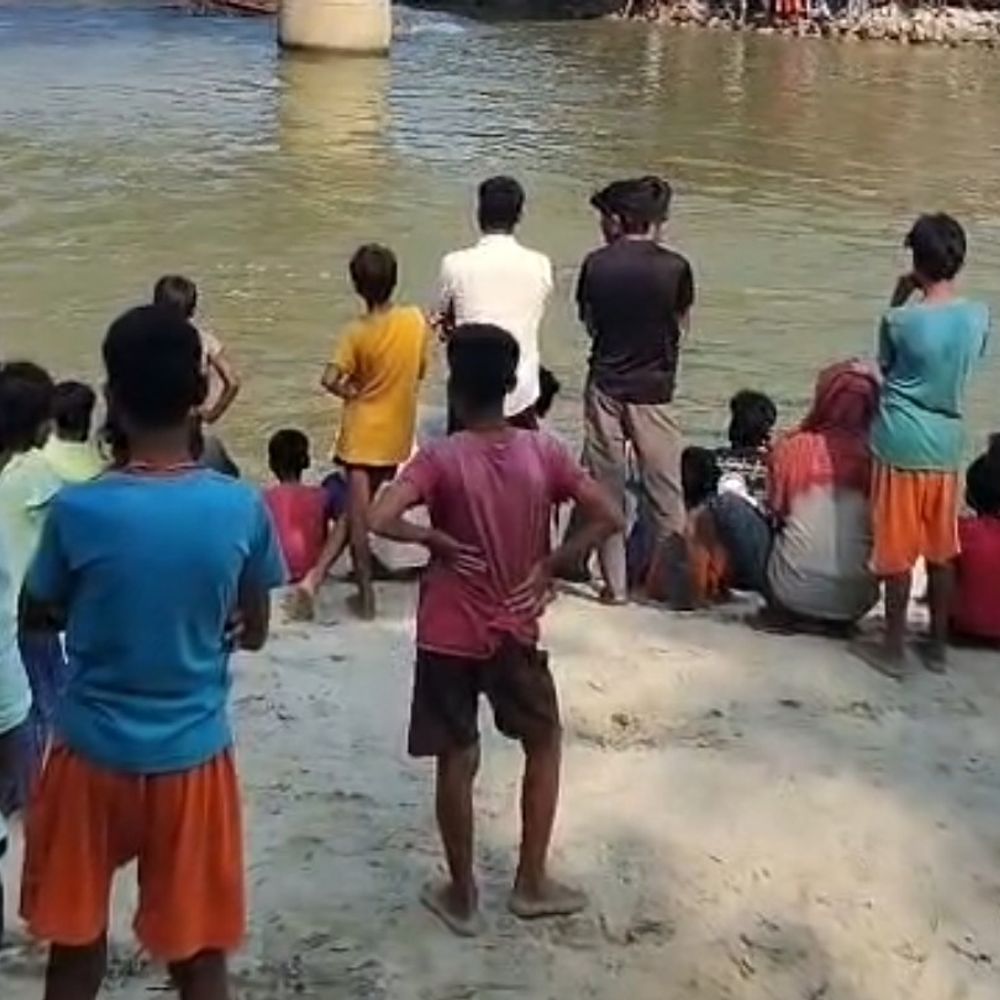 पश्चिम चंपारण में नदी में नहाने गया बच्चा लापता:साथ गए 3 बच्चे लौटे घर; पुलिस और SDRF ने शुरू किया सर्च ऑपरेशन