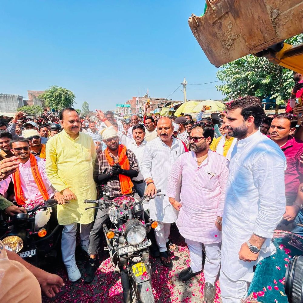 सेवा संकल्प यात्रा का सवायजपुर में स्वागत:बड़नगर से बनारस जा रही यात्रा में विधायक, जिलाध्यक्ष समेत कई भाजपा नेता मौजूद रहे