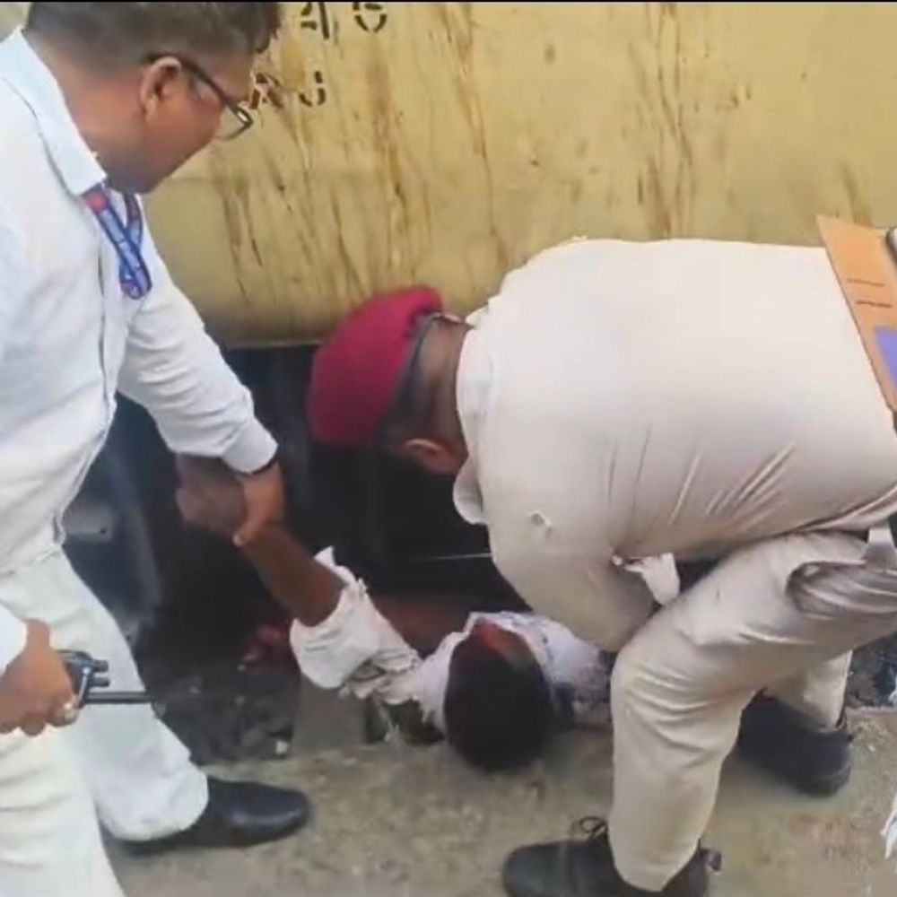 खगड़िया में मेमू ट्रेन से गिरकर किसान घायल:एक पैर कटा, हाथ-सिर में चोट; बेगूसराय रेफर, गेट पर बैठे होने से हुआ हादसा