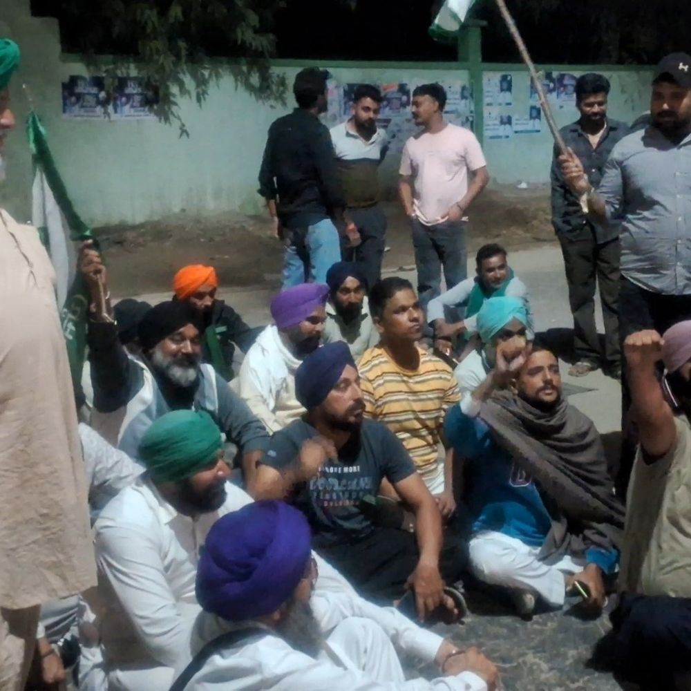 फरीदकोट में किसानों का थाना सिटी के बाहर धरना:किसान नेता को हिरासत में लेने पर लगाया जाम; बोले-पुलिस राजनीतिक दबाव में कर रही कार्रवाई