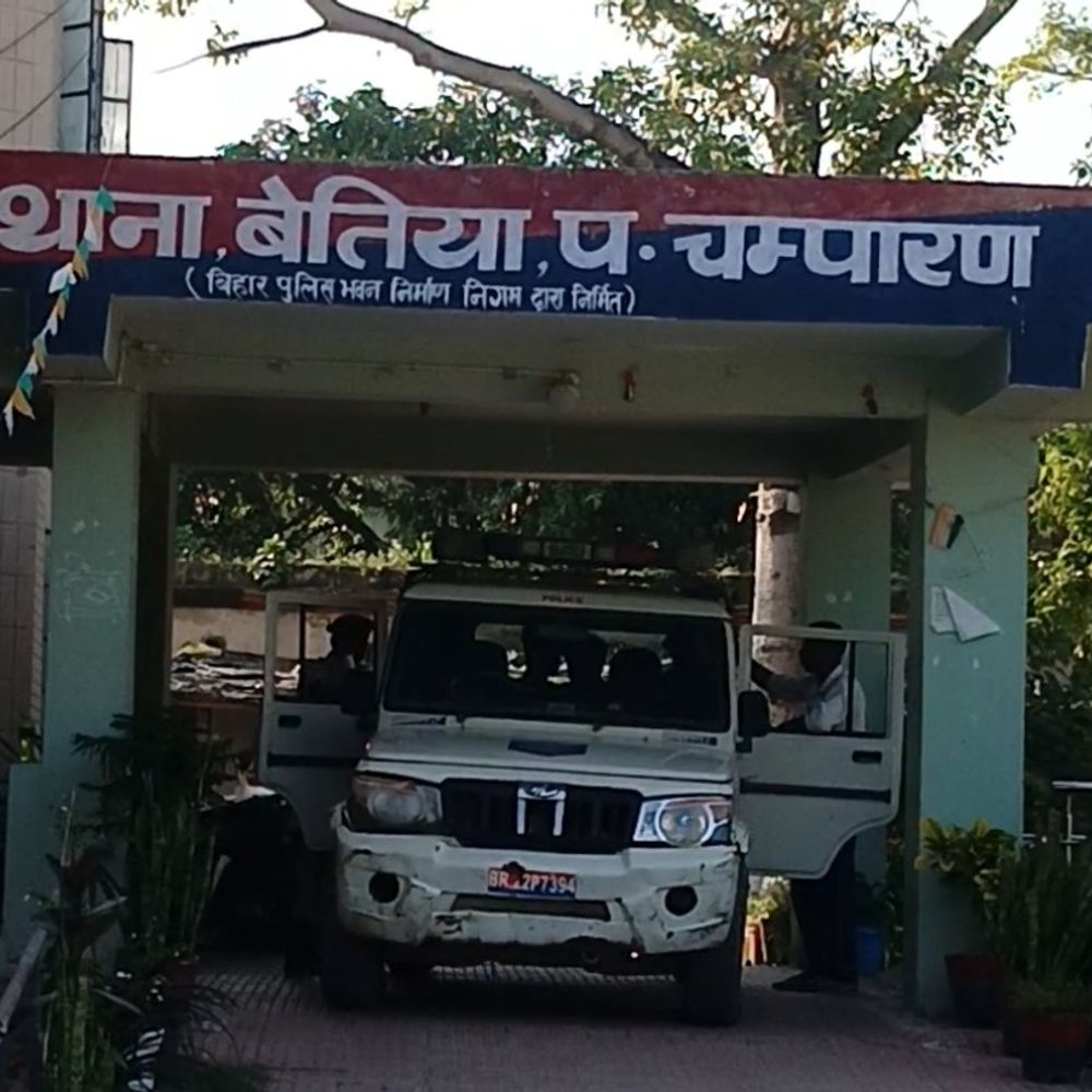 बेतिया- टोटो ड्राइवर की जेब से मोबाइल निकालकर भागा युवक:पीछा कर ड्राइवर ने पकड़ा, लोगों ने पुलिस को सौंपा, FIR दर्ज
