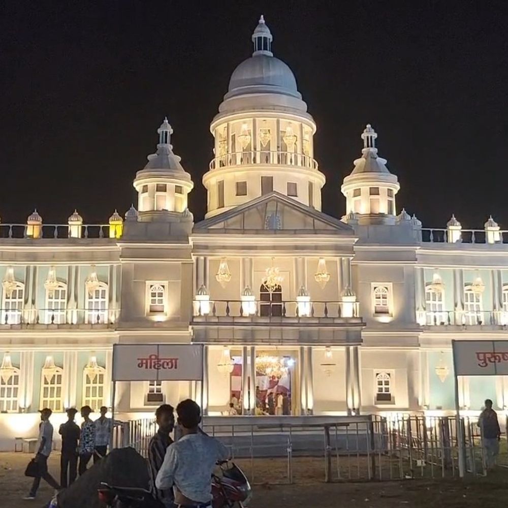 हजारीबाग में मैसूर के ललित महल पैलेस जैसा पंडाल:गांधी मैदान में शिव शक्ति समिति ने बनाया, दूधिया रोशनी देखने उमड़ रही भीड़