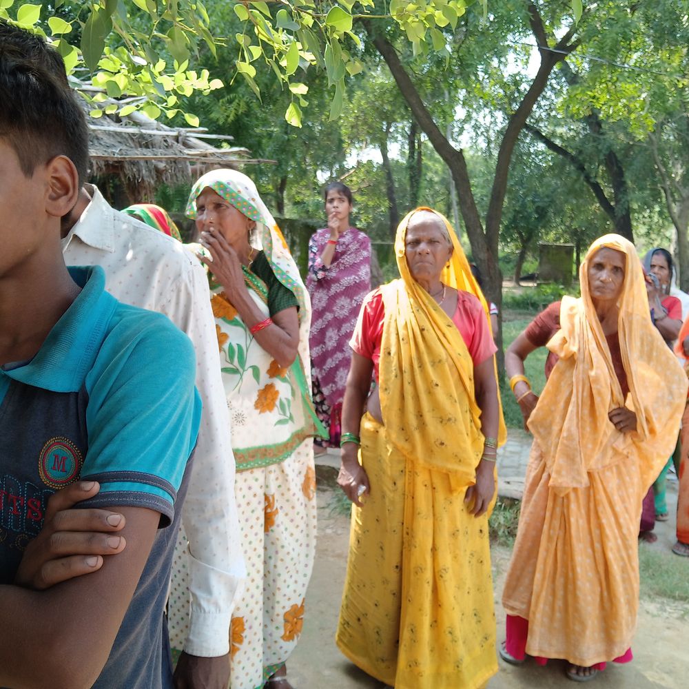हरदोई की सूखेता नदी में जलकुंभी में फंसा मिला शव:पुलिस ने मशक्कत के बाद बाहर निकाला, शिनाख्त की कोशिश जारी