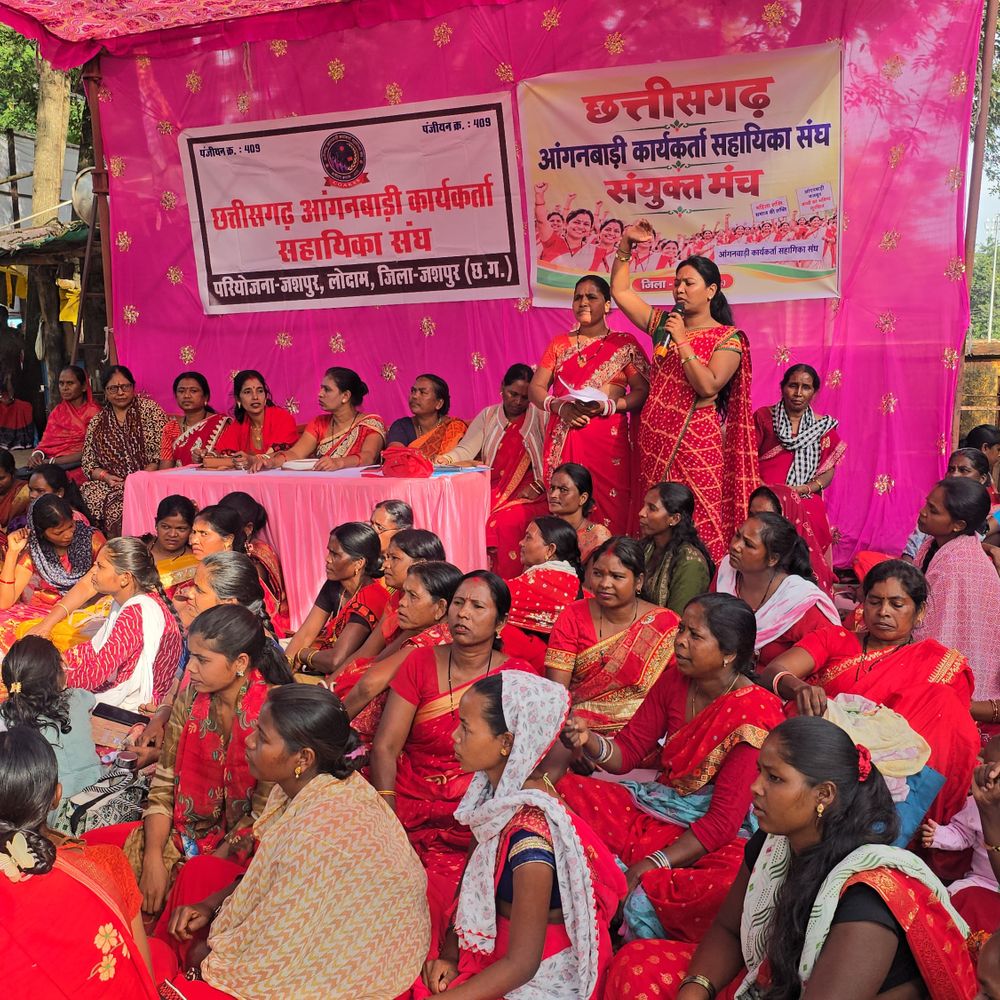 नियमितीकरण-मानदेय बढ़ाने की मांग पर आंगनबाड़ी कार्यकर्ताओं का आंदोलन:जशपुर में कार्यकर्ता को 30 हजार और सहायिका को 25,500 रुपए मानदेय देने की मांग